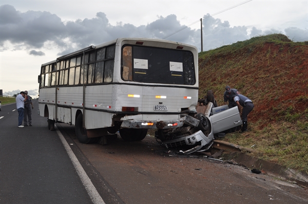 O motorista do veículo teria perdido o controle da direção e colidido na traseira no ônibus (Foto: A Cidade)