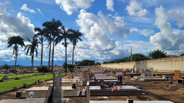 O Cemitério Municipal Petronilo Gonçalves da Silva tem mais de 8 mil túmulos  Foto: A Cidade