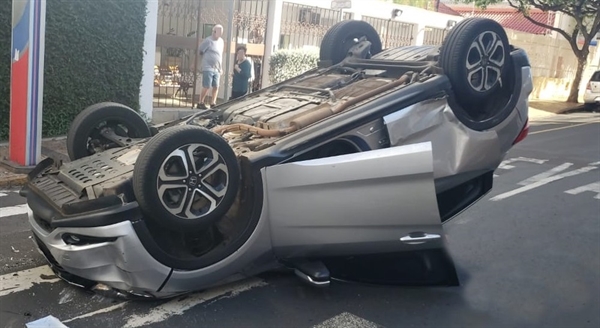 Carro capotou em cruzamento na região Central de Rio Preto — Foto: Arquivo Pessoal