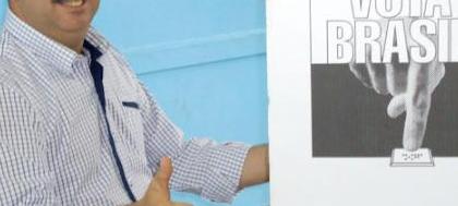 Adilson Segura demora dois minutos na urna