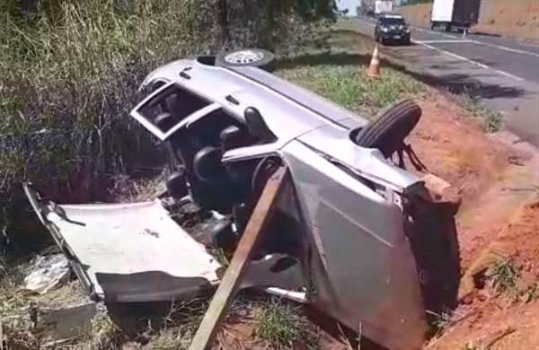 Idosa de 89 anos ficou gravemente ferida apos carro capotar em rodovia de Icém — Foto: Arquivo Pessoal