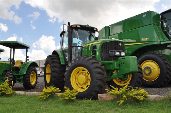 Emplacamento de máquinas agrícolas  vai começar no dia 1º de janeiro de 2015