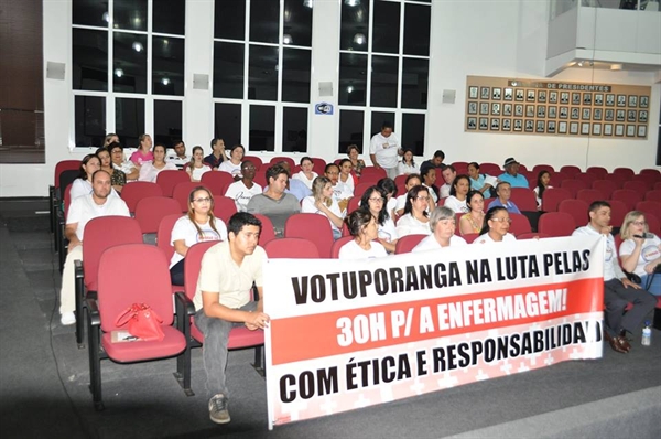 Manifestantes acompanham sessão da Câmara