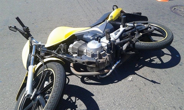 Caminhão e duas motos colidem em cruzamento na rua Paraíba