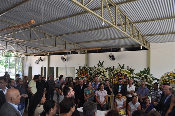Na manhã de ontem foi realizada uma sessão fúnebre na capela do distrito de Simonsen (Foto: Daniel Castro/A Cidade)