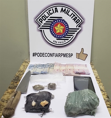 Os policiais localizaram drogas, dinheiro e material usado para preparar os entorpecentes  (Foto: Divulgação/PM)