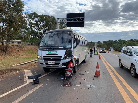 Motociclista morre após bater de frente com ônibus em Votuporanga (Foto: A Cidade)