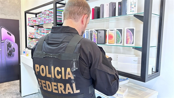 Na casa dos suspeitos a Polícia Federal apreendeu celulares, equipamentos eletrônicos e cigarros eletrônicos durante a operação (Foto: Divulgação)