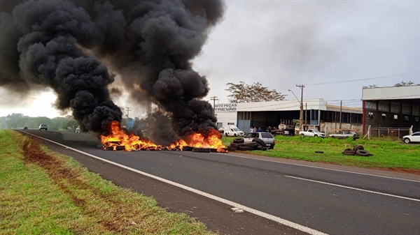 Os apoiadores do presidente Jair Bolsonaro (PL), neste momento, impedem o trânsito dos motoristas com pneus queimados (Foto: A Cidade)