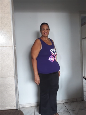 Luciana de Souza Ribeiro precisa fazer a retirada do excesso de pele e está arrecadando dinheiro para cirurgia (Foto: Arquivo Pessoal)
