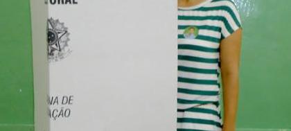 Gina Mara vota na Escola Cecília Meireles