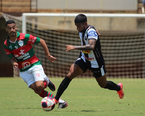 O time não rendeu como esperado, mesmo com o apoio da torcida e acabou sendo goleado pela Lusa (Foto: Rafael Bento/CAV)