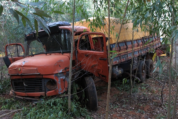 Caminhão só parou após bater em um barranco