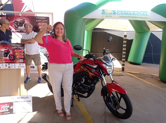 Valdinei Batista dos Santos ganhou uma moto zero quilômetro (Foto: A Cidade)