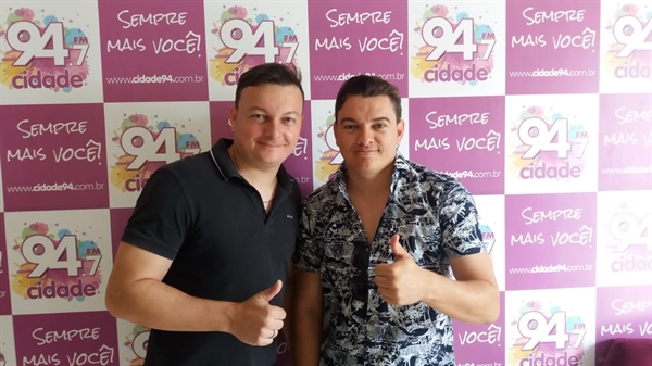 Zé Lucas e Renan estiveram ontem na rádio Cidade FM (Foto: Daniel Castro/A Cidade)