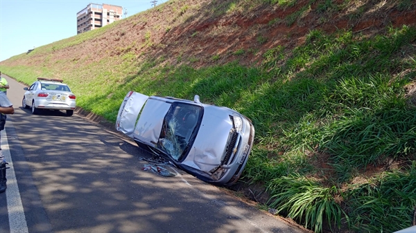 Três pessoas ficaram feridas e foram socorridas após o capotamento (Foto: A Cidade)