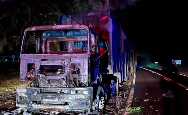 O incêndio teve início no pneu dianteiro direito da carreta, se propagou em questão de segundos para a cabine (Foto: Divulgação)