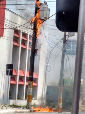 Transformador da rede elétrica pega fogo no centro de Fernandópolis