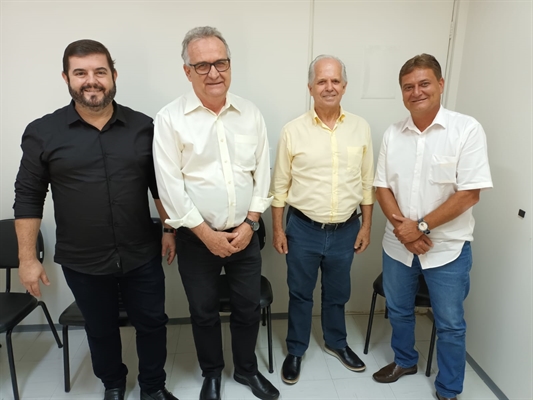 Serginho da Farmácia Osvaldo Pereira Caproni e os diretores Luis Carlos Spaziani e Idineu Possoni Júnior fizeram o anúncio (Foto: Assessoria)