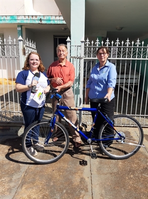 Moradores da Rua John Kennedy receberam um notebook e duas bicicletas com a promoção (Foto: Santa Casa de Votuporanga)