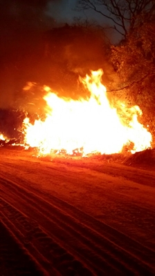 As guarnições foram deslocadas para o incêndio por volta das 11h e regressaram a base à 1h30 desta segunda-feira (18) (Foto: Divulgação/Corpo de Bombeiros)