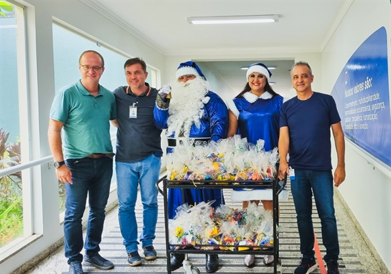 Em um gesto de carinho e reconhecimento, Roberto decidiu retribuir à equipe médica e colaboradores que cuidaram de sua mãe (Foto: Santa Casa)