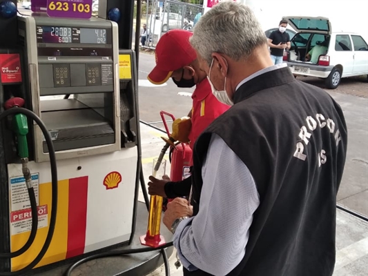 Fiscais do Procon-SP estão neste momento aplicando testes em bombas de combustíveis para aferir a conformidade dos produtos comercializados, álcool e gasolina, de acordo com normas da ANP (Foto: Reprodução/Região Noroeste)