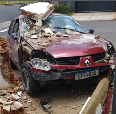 Motorista bêbado derruba muro de casa e é preso em Votuporanga (Foto: Divulgação)