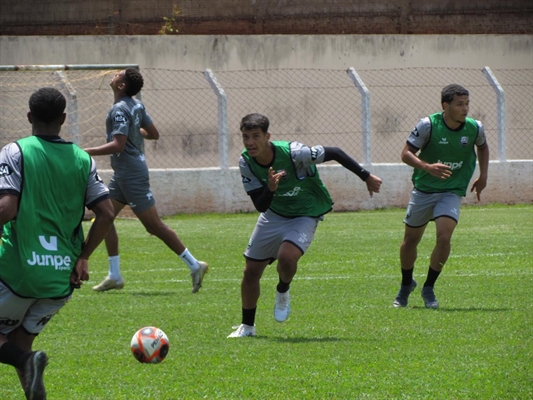Jogo-treino do CAV contra o Cavinho em Álvares Florence (Foto: Isis Madi/CAV)