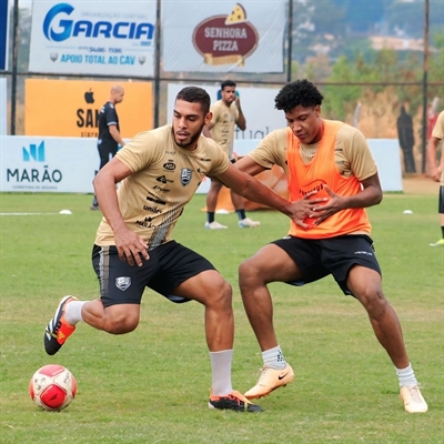 A Votuporanguense de Luizão e Gabriel Moyses em treino na Arena (Foto: Rafa Bento/CAV)