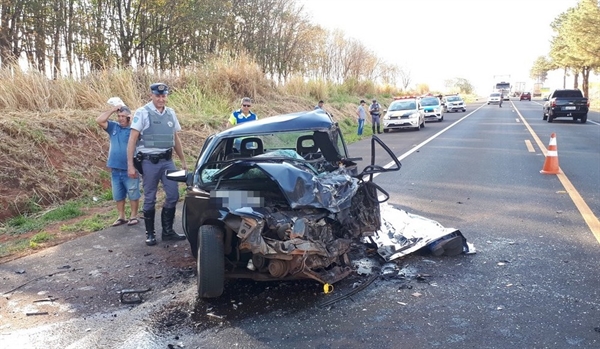 Carro em que estava o motorista que morreu em Pontalinda — Foto: A Voz das Cidades