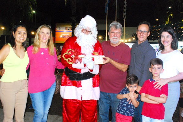 O prefeito Jorge Seba entregou ontem à noite as chaves da cidade para o “Papai Noel”, dando início a programação de Natal (Foto: A Cidade)