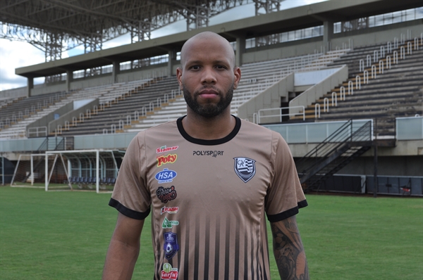 O novo lateral-esquerdo da Votuporanguense, Anderson Santos, também se apresentou anteontem na Arena Plínio Marin  (Foto: A Cidade)