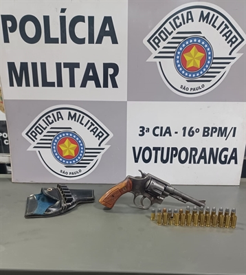 Com o acusado, os policiais militares encontraram um revólver calibre 32 carregado e várias munições do mesmo calibre (Foto: Divulgação)