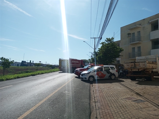 O Corpo de Bombeiros, a Polícia Militar e a Secretaria de Trânsito interditaram a avenida por segurança, diante do risco de explosão (Foto: A Cidade)