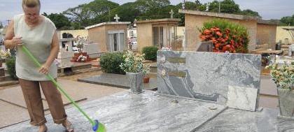 Pessoas ainda podem limpar sepulturas com água 