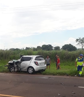 Mulher morre após bater carro de frente com caminhão em rodovia de Araçatuba — Foto: Arquivo Pessoal