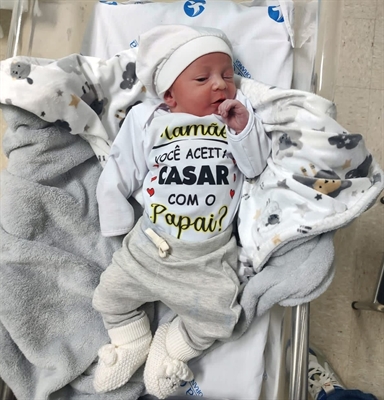 Gustavo usou a primeira troca de roupa de seu filho Isaac para pedir sua companheira, Beatriz, em casamento na maternidade (Foto: Santa Casa)