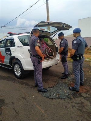 Os policiais conseguiram localizar o bandido no cruzamento das ruas Alcides José Costa e Vicente Blundi (Foto: Divulgação/PM)