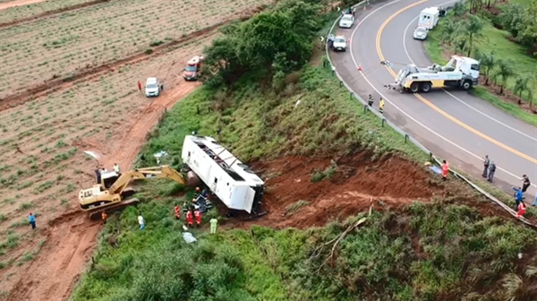 Ônibus saiu da pista e tombou em uma ribanceira em Mirandópolis (SP) — Foto: César Culiche/TV TEM