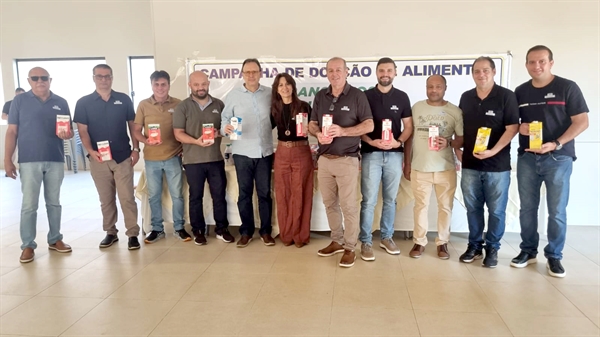Filiados ao sindicato se mobilizam durante ação solidária de arrecadação de leite em benefício de instituições assistenciais da região   Foto: Arquivo Pessoal