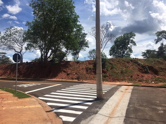 Poste de energia elétrica está no meio de rua e gera risco a motoristas de Fernandópolis (SP) — (Foto: Patrick Lima/TV TEM)