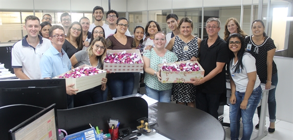 m bombom foi entregue para cada funcionário, como forma de reconhecer todo trabalho prestado (Foto: Divulgação/Santa Casa)