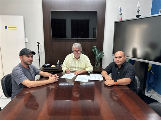  O presidente do Sindicato dos Servidores, Thiago Rogeri, e o secretário, Evaldo de Oliveira Costa, se reuniram com Seba (Foto: Prefeitura de Votuporanga)