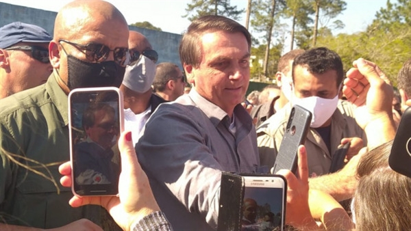 O governo estadual aplicou nova autuação ao presidente Jair Bolsonaro (sem partido) por não utilizar máscara em Ribeira (Foto: Reprodução/G1)