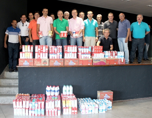 Bancários doam 732 litros de leite para Santa Casa