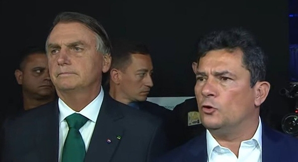 O presidente Jair Bolsonaro deixou o debate da TV Bandeirantes na noite acompanhado pelo senador eleito Sergio Moro