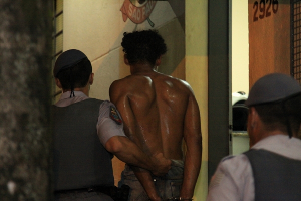 Homem é preso após assaltar idosa e filha