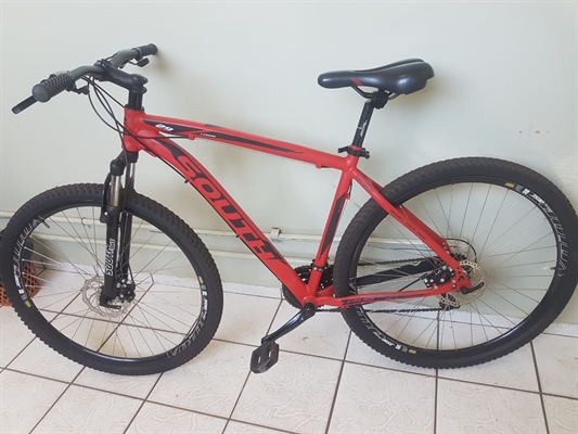 Infrator estava na posse de uma bicicleta South, aro 29”, de cor vermelha (Foto: Divulgação/Polícia Militar) 