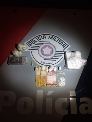 Com ele foram localizadas várias porções de entorpecentes, apetrechos para confecção da droga e certa quantia em dinheiro (Foto: Arquivo Pessoal)) 